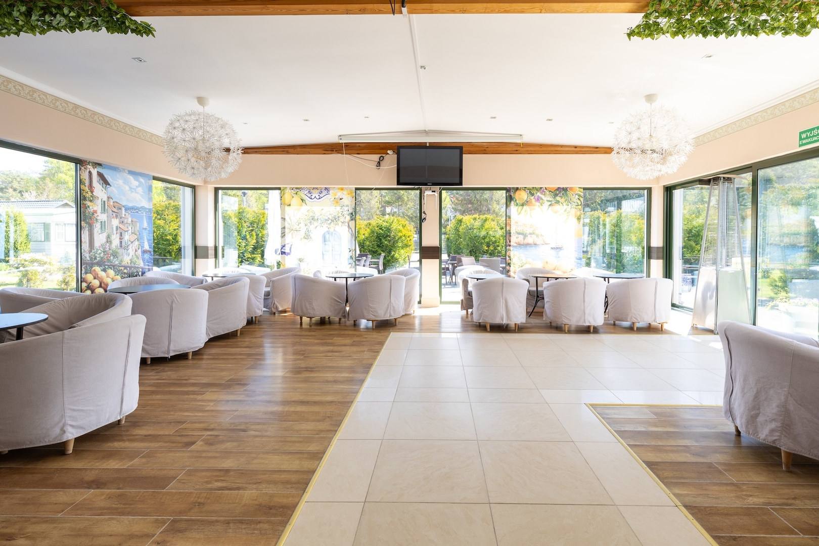 Przeszklona sala restauracyjna Jantaru