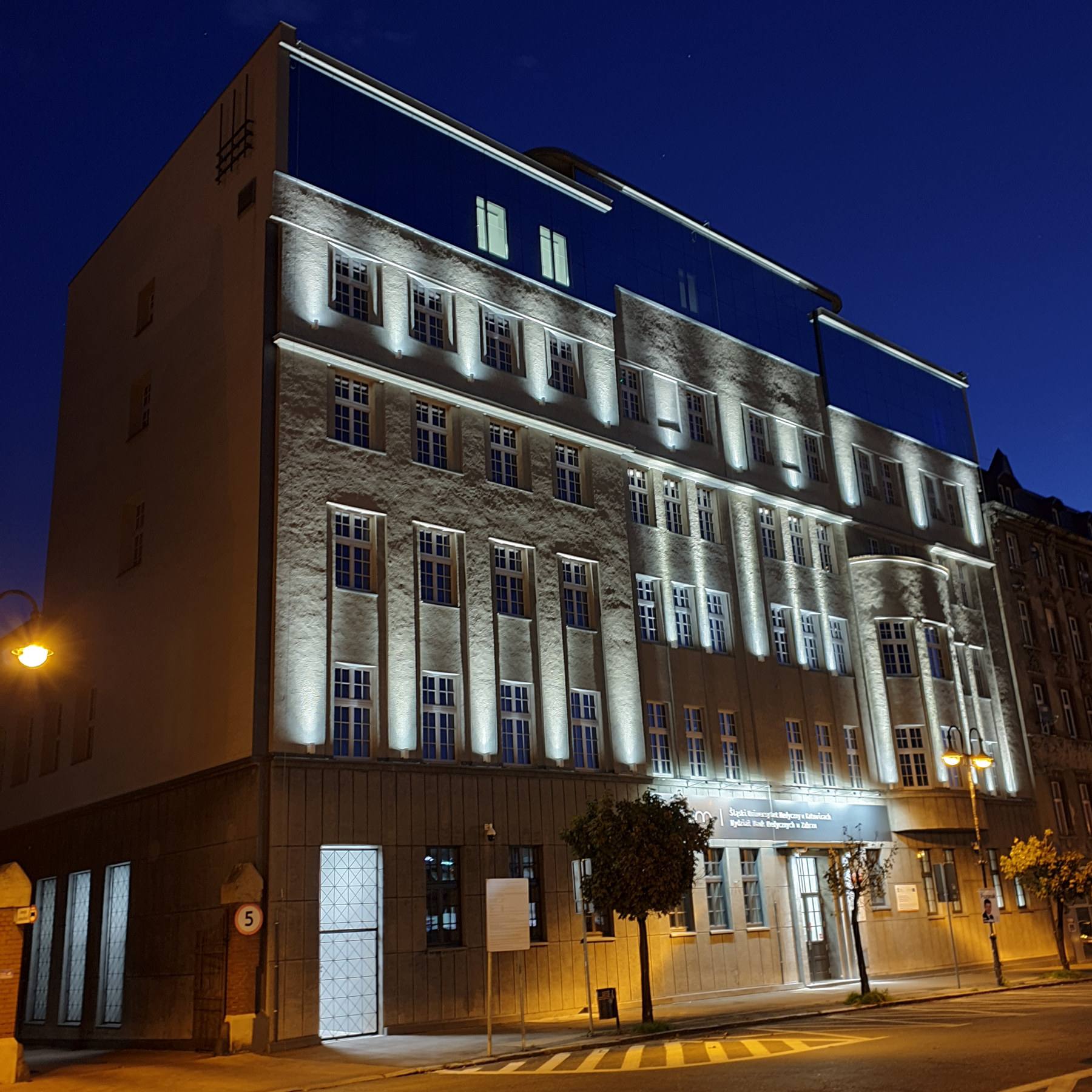 Budynek Śląskiego Uniwersytetu Medycznego przy placu Dworcowym w Zabrzu nocą